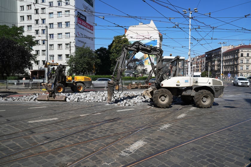 Na skrzyżowaniu ulic Pomorskiej i Dubois w sobotę 5 lipca rozpoczął się remont torowiska