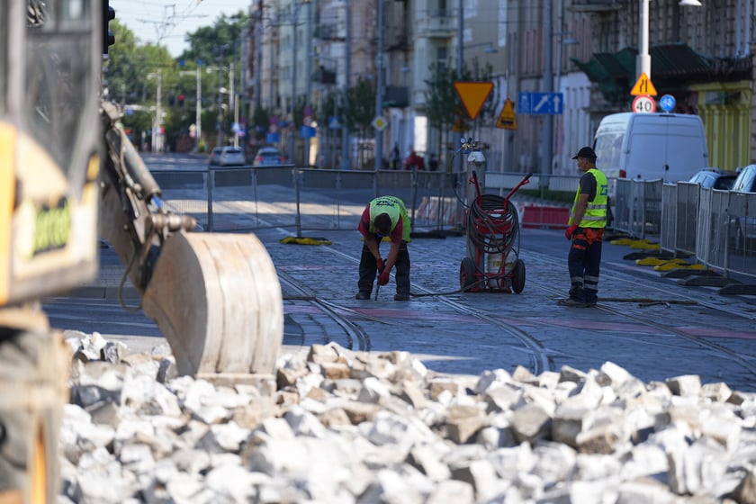 Na skrzyżowaniu ulic Pomorskiej i Dubois w sobotę 5 lipca rozpoczął się remont torowiska