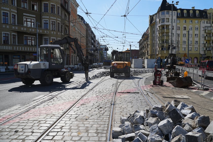 Na skrzyżowaniu ulic Pomorskiej i Dubois w sobotę 5 lipca rozpoczął się remont torowiska