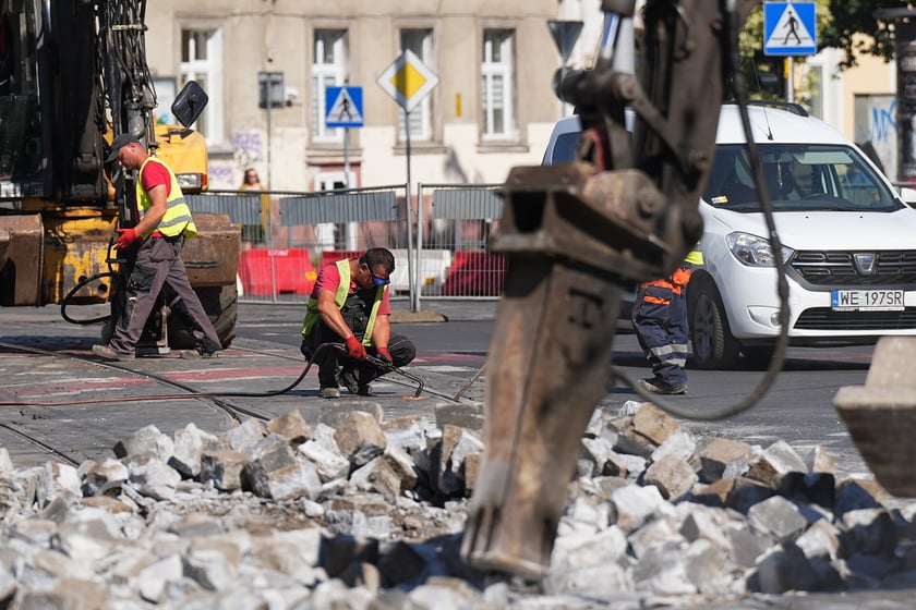 Na skrzyżowaniu ulic Pomorskiej i Dubois w sobotę 5 lipca rozpoczął się remont torowiska