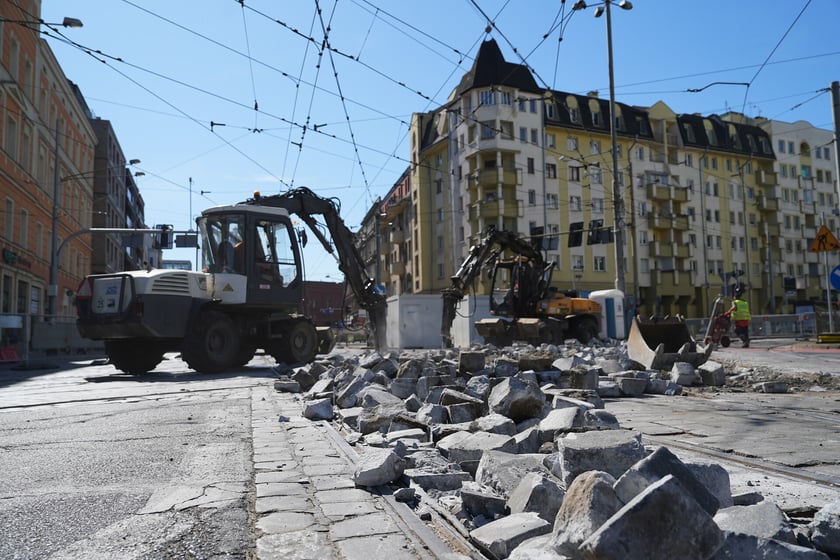 Na skrzyżowaniu ulic Pomorskiej i Dubois w sobotę 5 lipca rozpoczął się remont torowiska