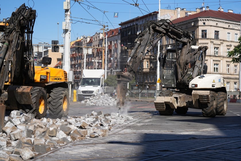Na skrzyżowaniu ulic Pomorskiej i Dubois w sobotę 5 lipca rozpoczął się remont torowiska