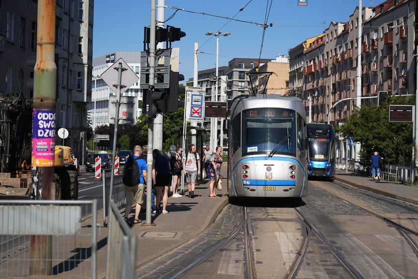 Na skrzyżowaniu ulic Pomorskiej i Dubois w sobotę 5 lipca rozpoczął się remont torowiska