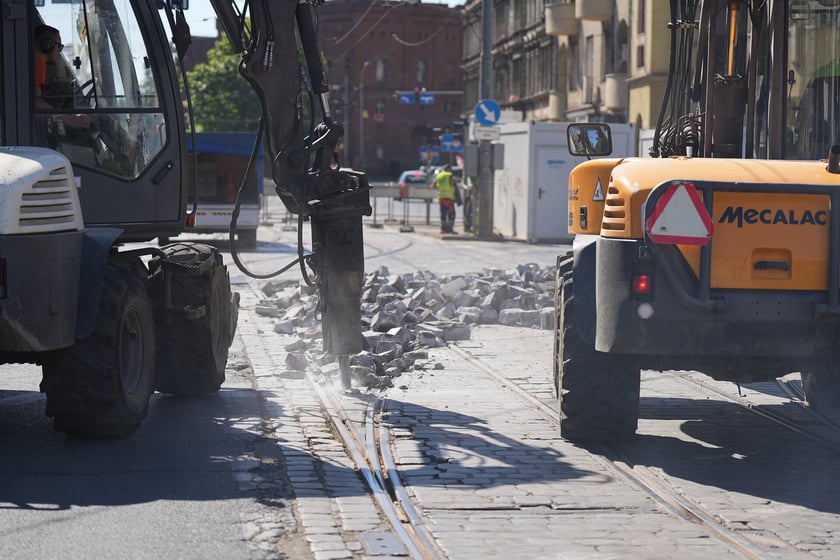 Na skrzyżowaniu ulic Pomorskiej i Dubois w sobotę 5 lipca rozpoczął się remont torowiska