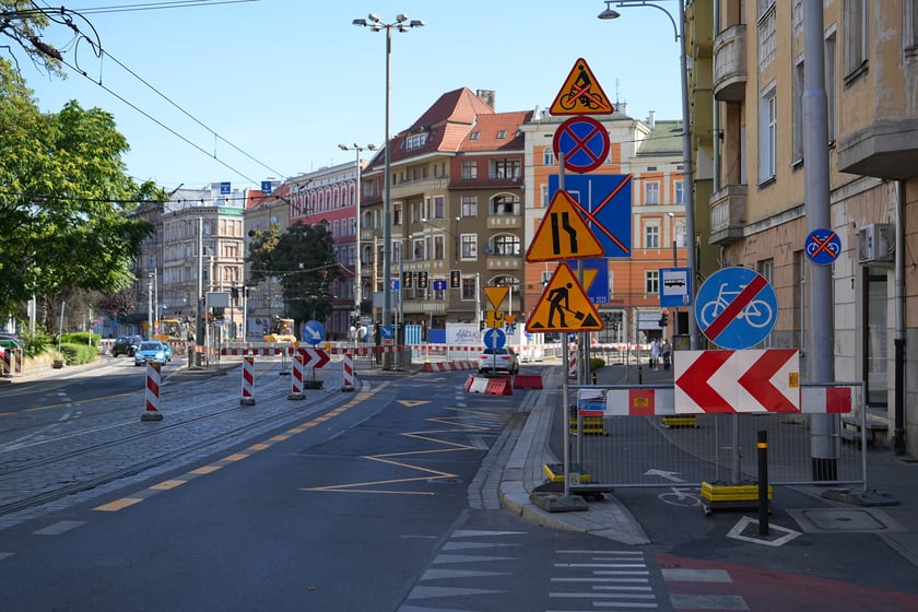 Na skrzyżowaniu ulic Pomorskiej i Dubois w sobotę 5 lipca rozpoczął się remont torowiska