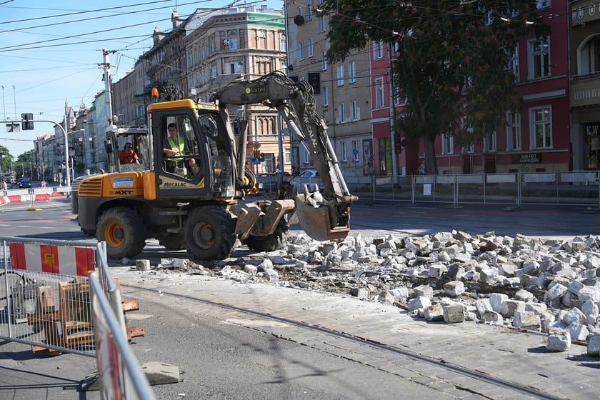 Na skrzyżowaniu ulic Pomorskiej i Dubois w sobotę 5 lipca rozpoczął się remont torowiska