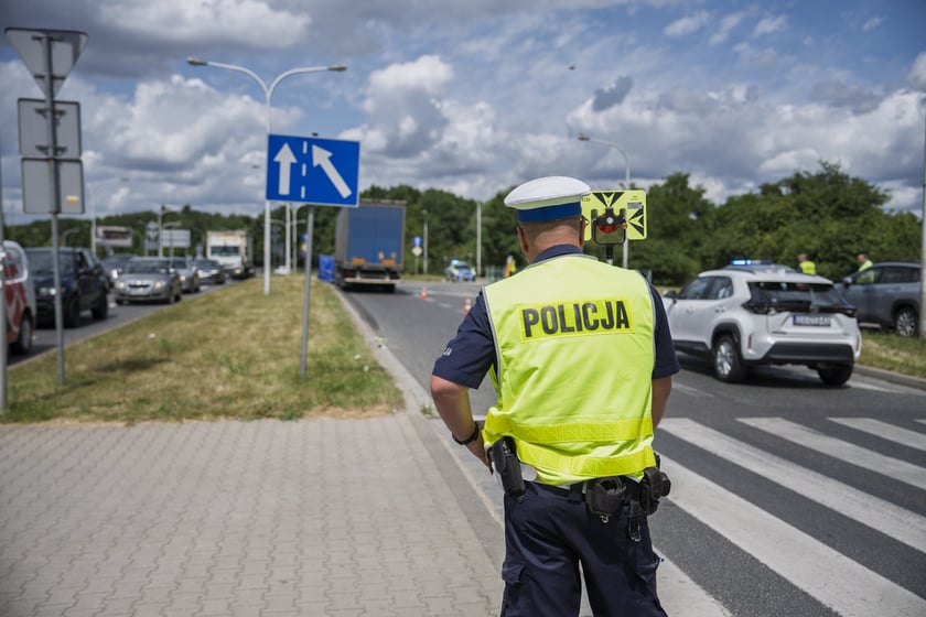 Sytuacja na rondzie Pileckiego po wypadku sprzed godziny 11:00 - stan na godzinę 13:30