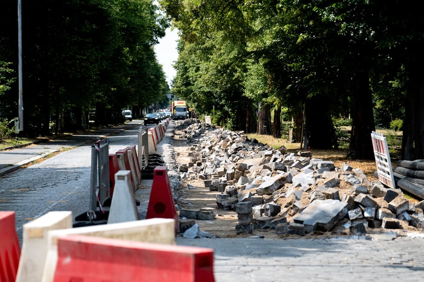 Prace na ul. Powstańców Śląskich we Wrocławiu, 15 lipca 2025