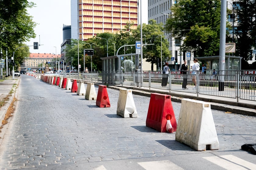 Prace na ul. Powstańców Śląskich we Wrocławiu, 15 lipca 2025