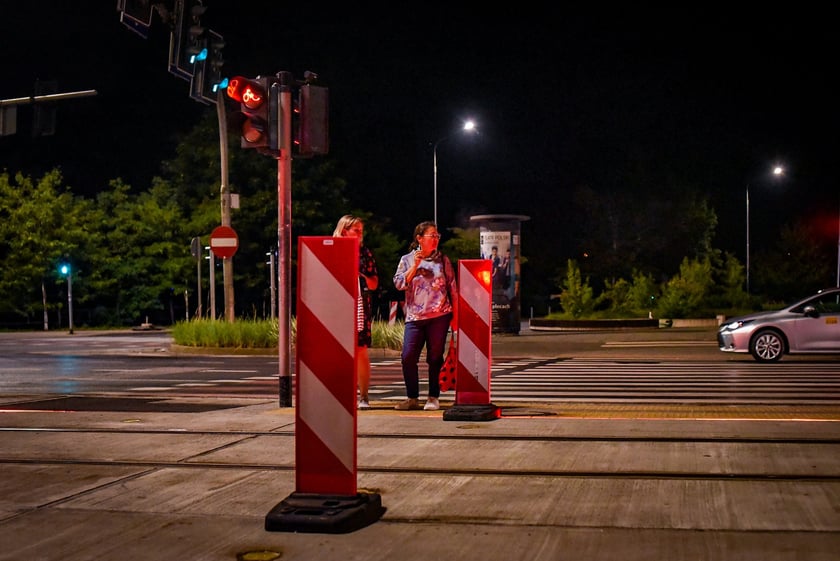Sygnalizacja świetlna w chodniku na przejściu przez tory na skrzyżowaniu ulic Traugutta i Oławskiej z Podwalem