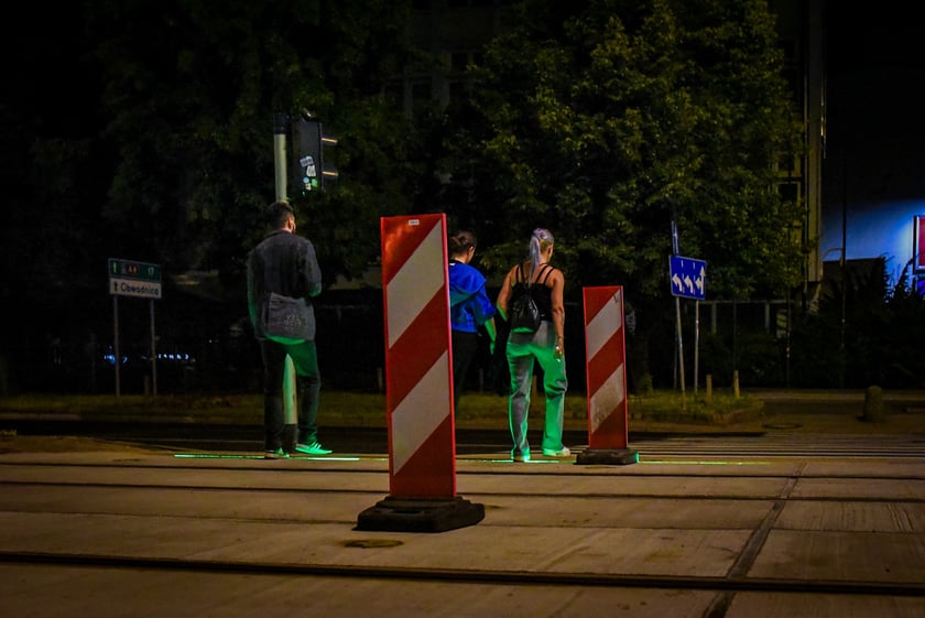 Sygnalizacja świetlna w chodniku na przejściu przez tory na skrzyżowaniu ulic Traugutta i Oławskiej z Podwalem