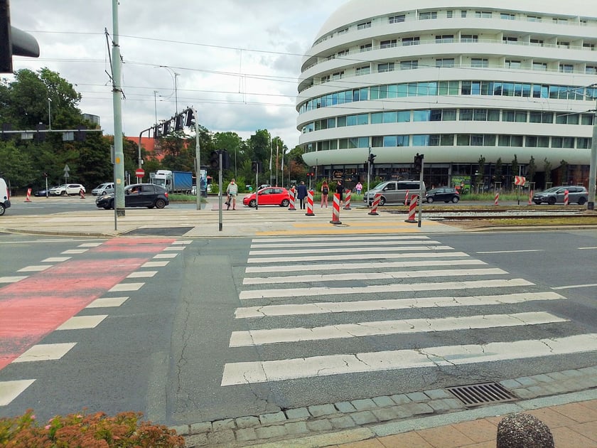 MPK już niemal skończyło remont przejścia i przejazdu przez torowisko na skrzyżowaniu Oławskiej i Traugutta z Podwalem
