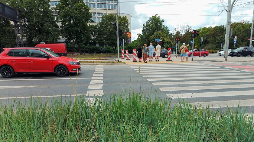 MPK już niemal skończyło remont przejścia i przejazdu przez torowisko na skrzyżowaniu Oławskiej i Traugutta z Podwalem