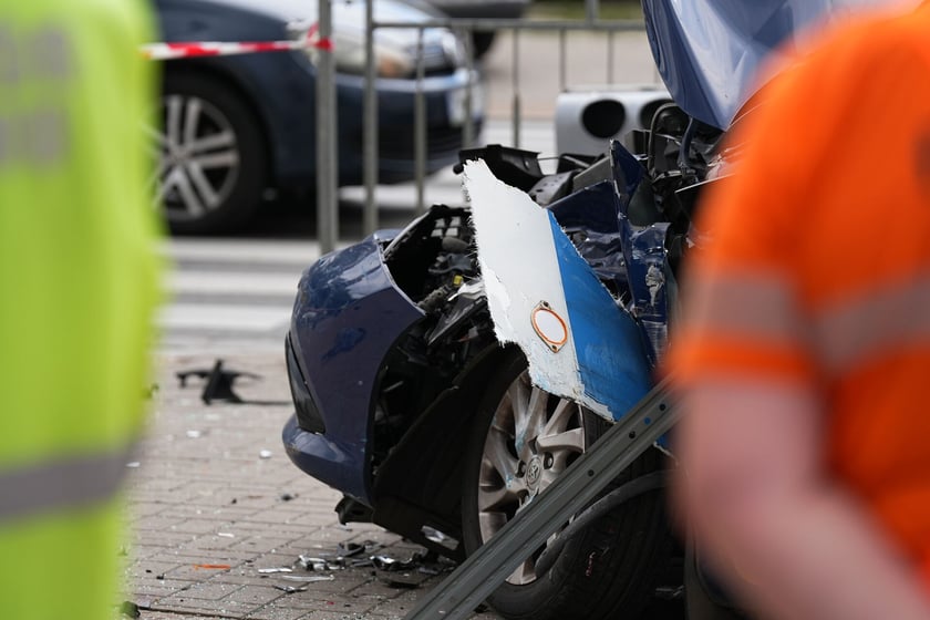Wypadek u zbiegu Komuny Paryskiej z Pułaskiego. Zderzenie samochodu z tramwajem