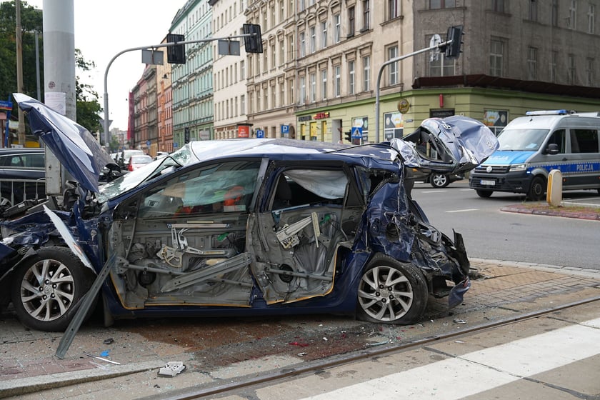 Wypadek u zbiegu Komuny Paryskiej z Pułaskiego. Zderzenie samochodu z tramwajem