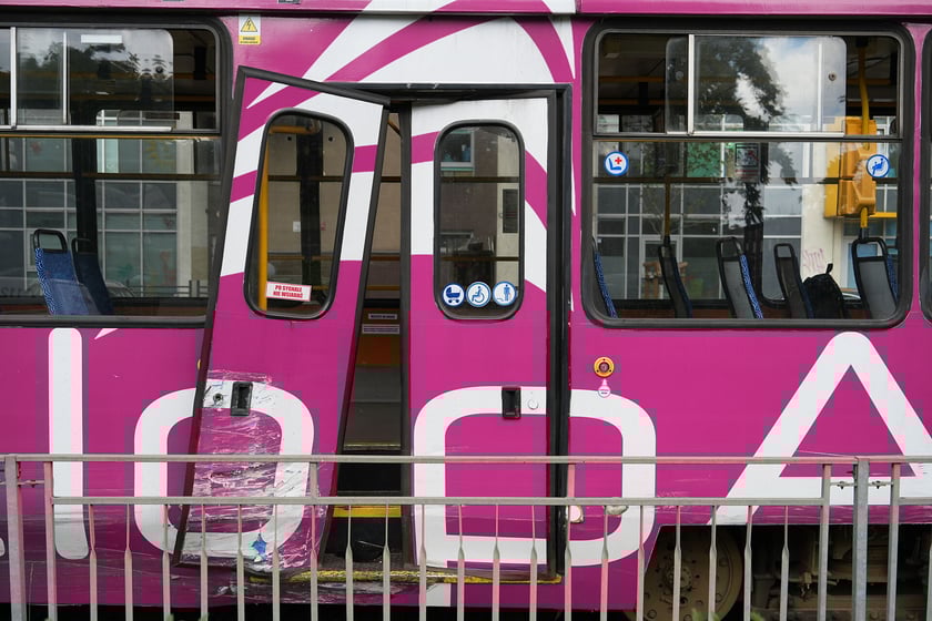 Wypadek u zbiegu Komuny Paryskiej z Pułaskiego. Zderzenie samochodu z tramwajem