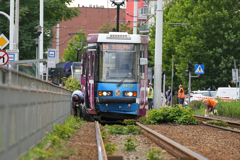 Wypadek u zbiegu Komuny Paryskiej z Pułaskiego. Zderzenie samochodu z tramwajem