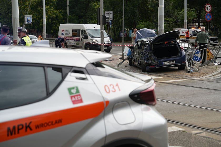 Wypadek u zbiegu Komuny Paryskiej z Pułaskiego. Zderzenie samochodu z tramwajem