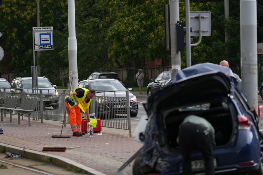 Wypadek u zbiegu Komuny Paryskiej z Pułaskiego. Zderzenie samochodu z tramwajem