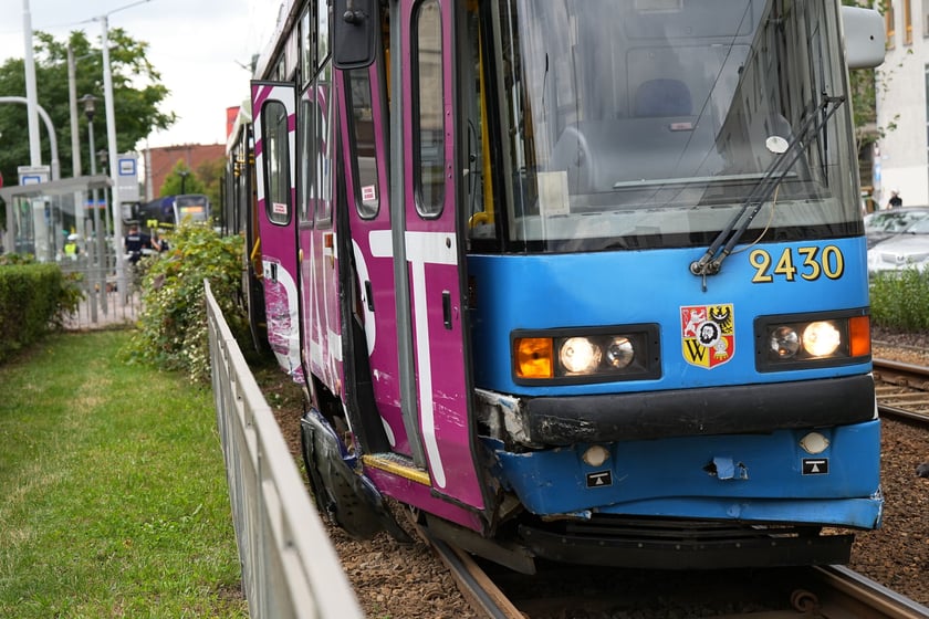 Wypadek u zbiegu Komuny Paryskiej z Pułaskiego. Zderzenie samochodu z tramwajem