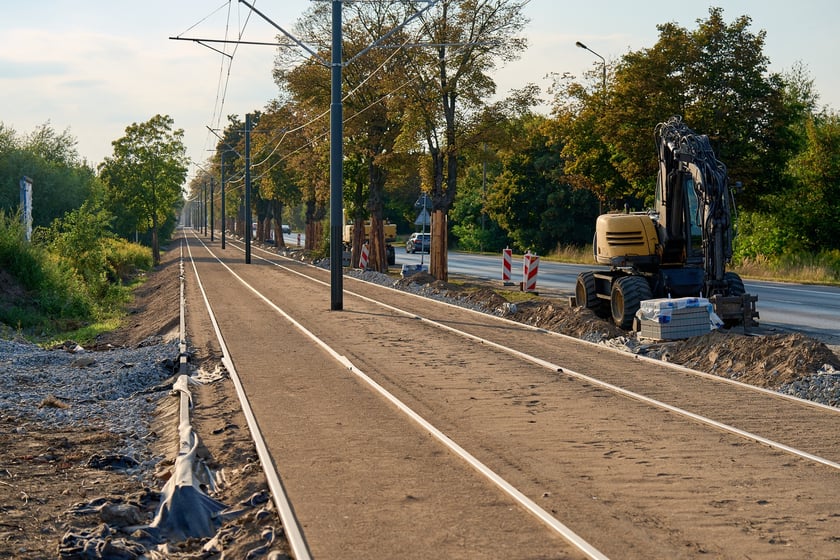 Torowisko na ul. Kosmonautów pod koniec remontu. Jeszcze nie wszystko skończone, ale już jeżdżą tramwaje. Od 8 września wracają tu na stałe