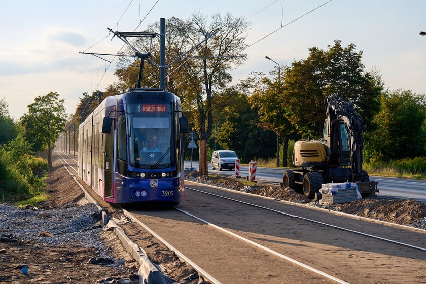 Torowisko na ul. Kosmonautów pod koniec remontu. Jeszcze nie wszystko skończone, ale już jeżdżą tramwaje. Od 8 września wracają tu na stałe