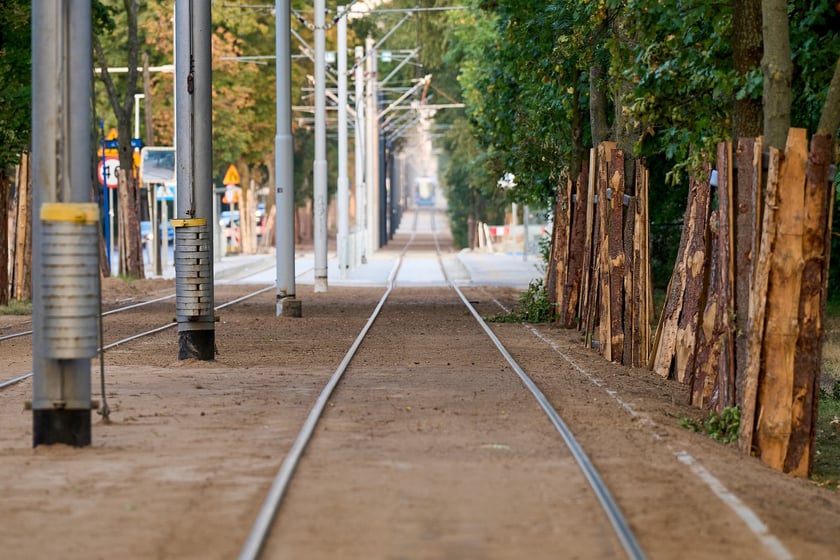Torowisko na ul. Kosmonautów pod koniec remontu. Jeszcze nie wszystko skończone, ale już jeżdżą tramwaje. Od 8 września wracają tu na stałe