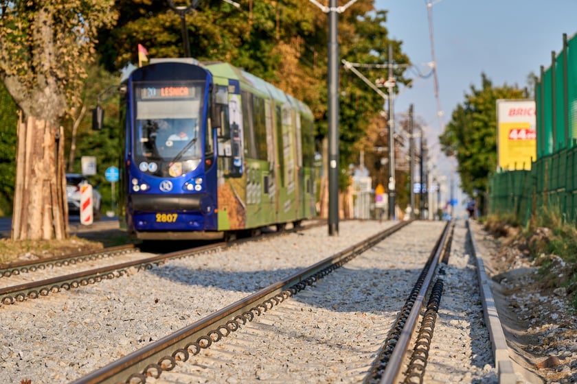 Torowisko na ul. Kosmonautów pod koniec remontu. Jeszcze nie wszystko skończone, ale już jeżdżą tramwaje. Od 8 września wracają tu na stałe