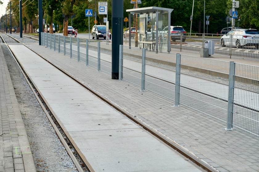 Torowisko na ul. Kosmonautów pod koniec remontu. Jeszcze nie wszystko skończone, ale już jeżdżą tramwaje. Od 8 września wracają tu na stałe