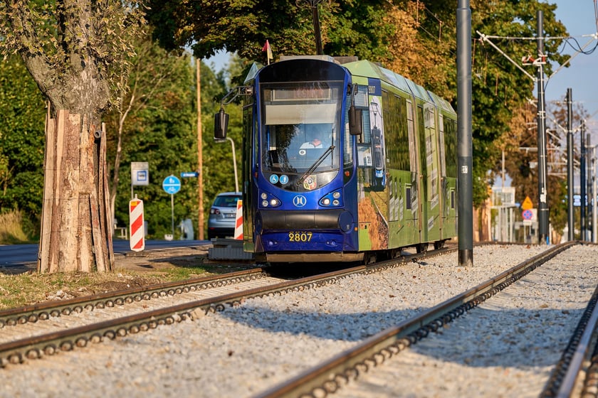 Torowisko na ul. Kosmonautów pod koniec remontu. Jeszcze nie wszystko skończone, ale już jeżdżą tramwaje. Od 8 września wracają tu na stałe