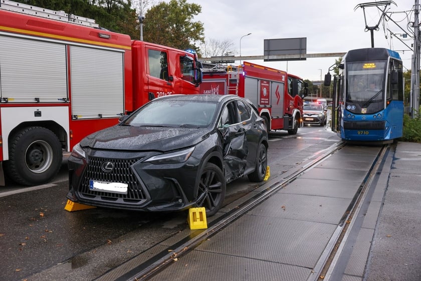 Na ul. Kujawskiej, w pobliżu placów Wróblewskiego i Społecznego doszło do zderzenia samochodu osobowego z tramwajem