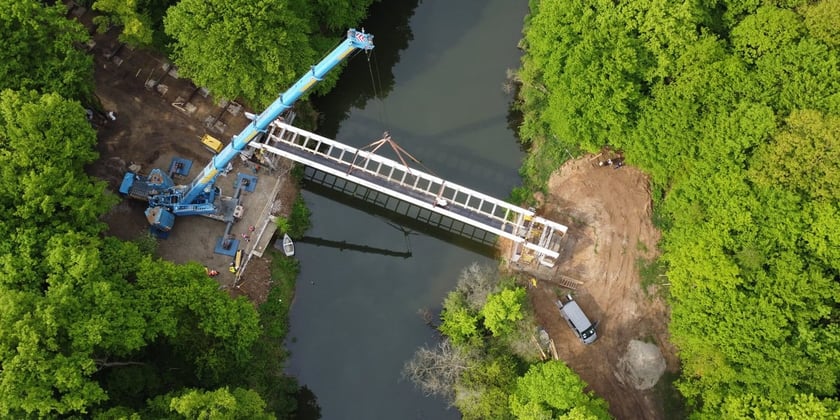 Kładka nad Widawą podczas budowy widziana z lotu drona w 2025 r.