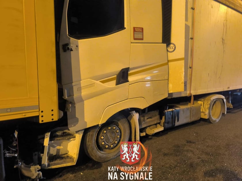 Wypadek na AOW - zderzyły się cztery samochody w tym osob&oacute;wka i trzy ciężarowe - 18 września