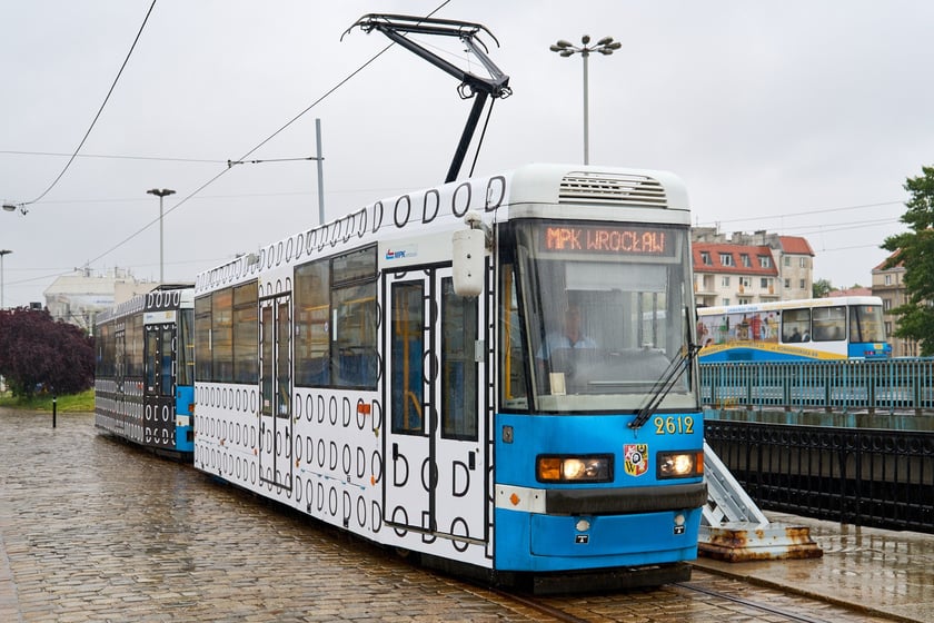 Wrocławski tramwaj Protram 204 WrAs (zdjęcie ilustracyjne - tramwaj na fotografii na razie nie posiada klimatyzacji)