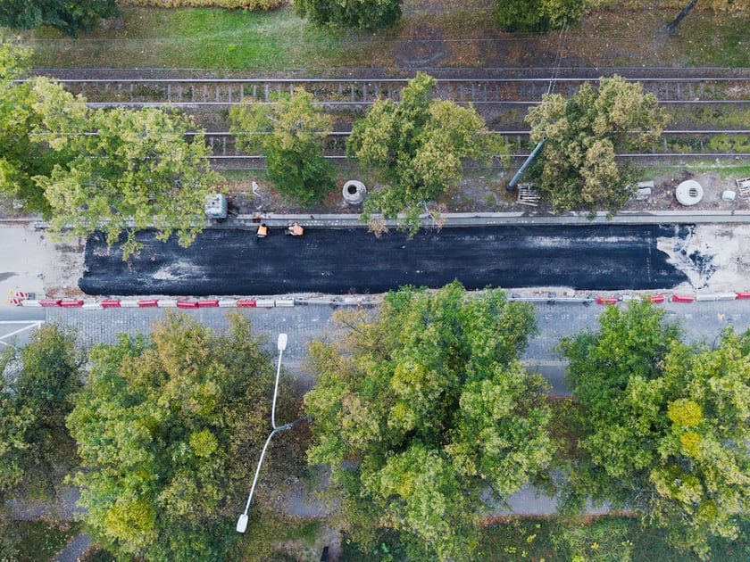 Remont Powstańc&oacute;w Śląskich, 26.09.2025. Pierwsza warstwa asfaltobetonu na odnicku między Wielką a rondem.