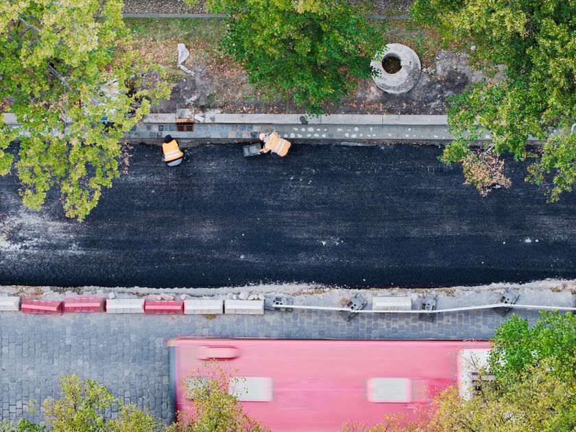 Remont Powstańc&oacute;w Śląskich, 26.09.2025. Pierwsza warstwa asfaltobetonu na odnicku między Wielką a rondem.