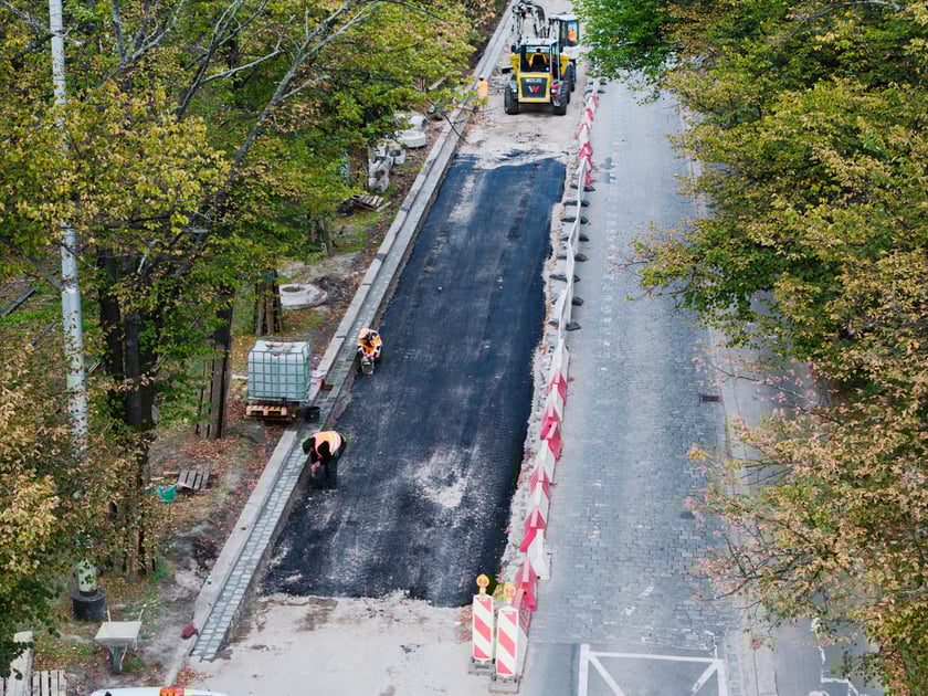 Remont Powstańc&oacute;w Śląskich, 26.09.2025. Pierwsza warstwa asfaltobetonu na odnicku między Wielką a rondem.