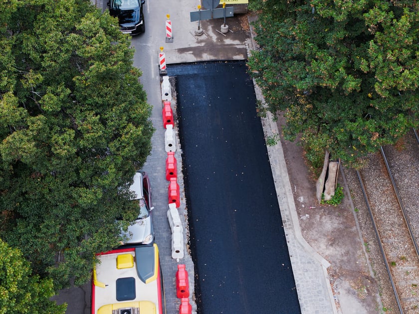Remont Powstańc&oacute;w Śląskich, 26.09.2025. Pierwsza warstwa asfaltobetonu na odnicku między Wielką a rondem.