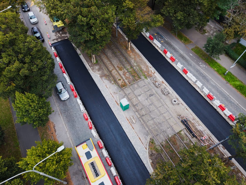Remont Powstańc&oacute;w Śląskich, 26.09.2025. Pierwsza warstwa asfaltobetonu na odnicku między Wielką a rondem.