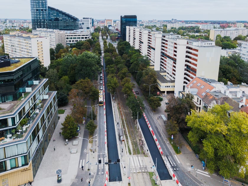 Remont Powstańc&oacute;w Śląskich, 26.09.2025. Pierwsza warstwa asfaltobetonu na odnicku między Wielką a rondem.