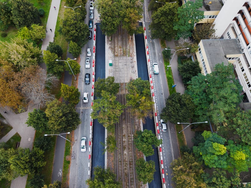 Remont Powstańc&oacute;w Śląskich, 26.09.2025. Pierwsza warstwa asfaltobetonu na odnicku między Wielką a rondem.