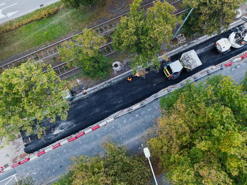 Remont Powstańc&oacute;w Śląskich, 26.09.2025. Pierwsza warstwa asfaltobetonu na odnicku między Wielką a rondem.