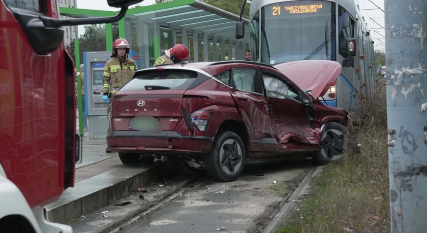 Zderzenie samochodu osobowego z tramwajem na ul. Świeradowskiej we Wrocławiu - 8.10.2025 r.