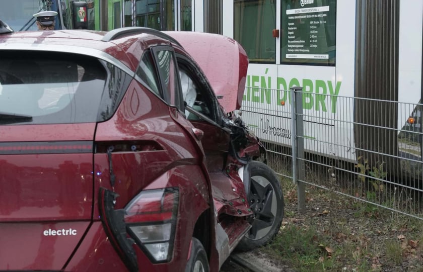 Zderzenie samochodu osobowego z tramwajem na ul. Świeradowskiej we Wrocławiu - 8.10.2025 r.