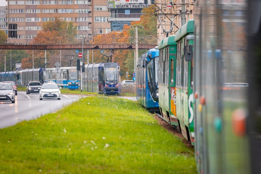 Naprawa pękniętej szyny na placu Jana Pawła II