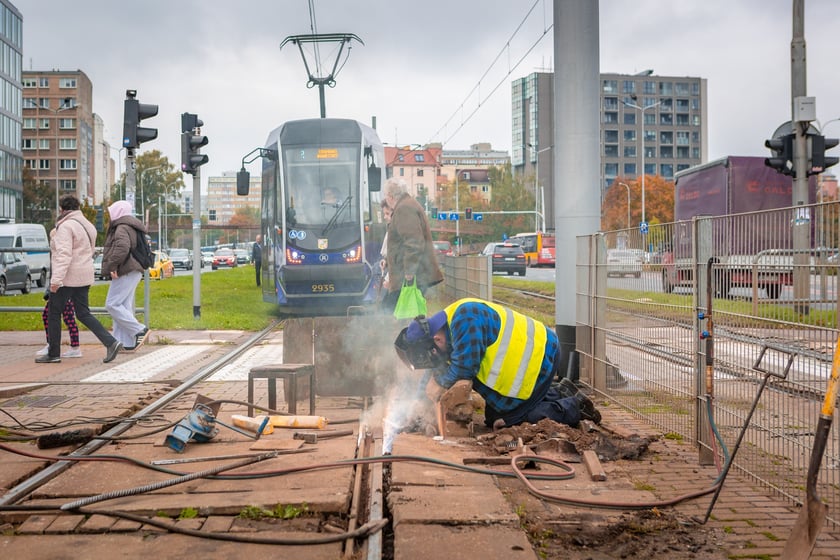 Naprawa pękniętej szyny na placu Jana Pawła II