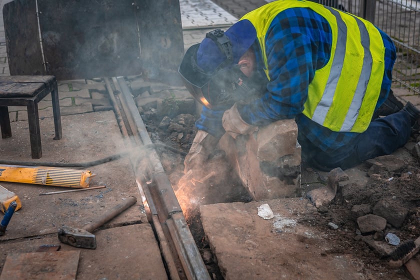 Naprawa pękniętej szyny na placu Jana Pawła II