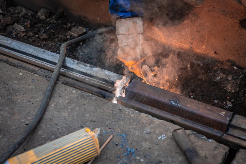 Naprawa pękniętej szyny na placu Jana Pawła II