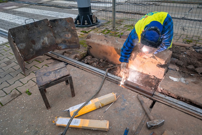 Naprawa pękniętej szyny na placu Jana Pawła II