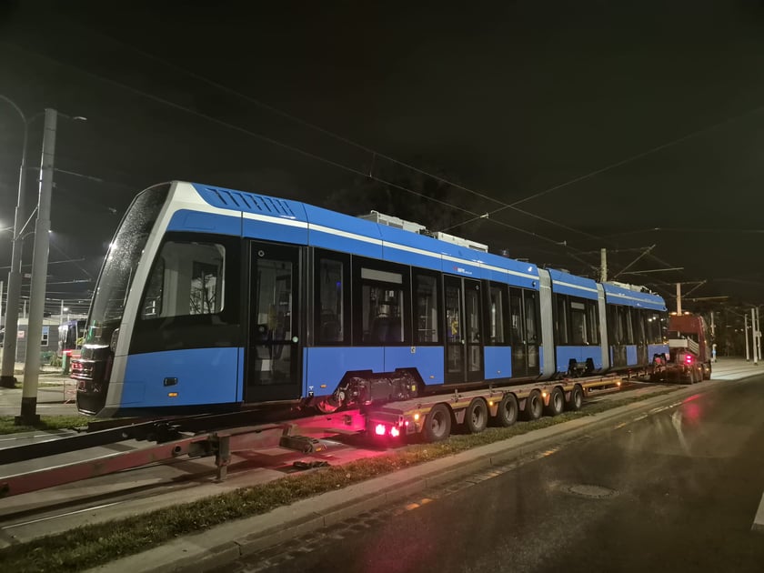 Transport nowego tramwaju Pesa we Wrocławiu